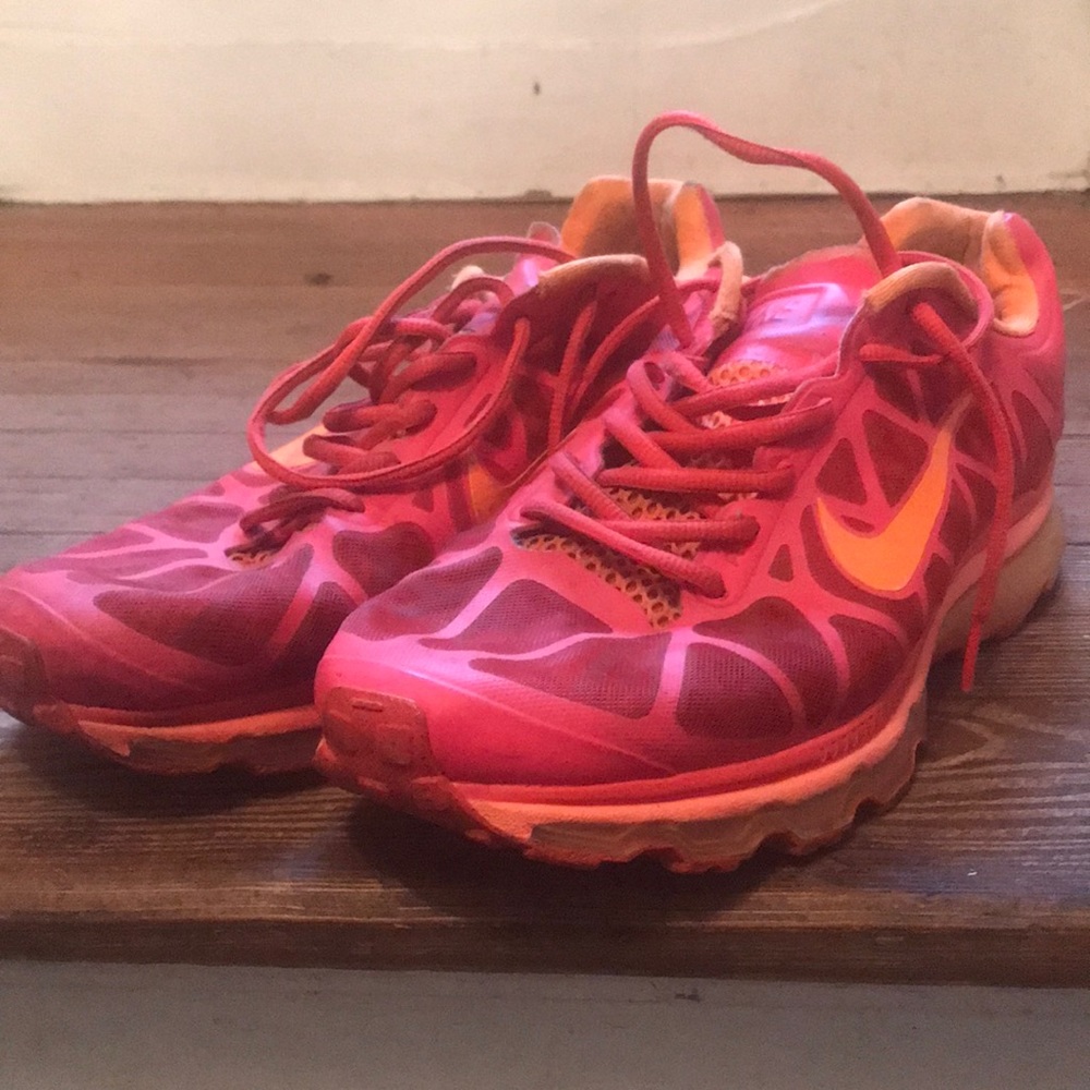 I’m selling Air max sneakers still in good condition